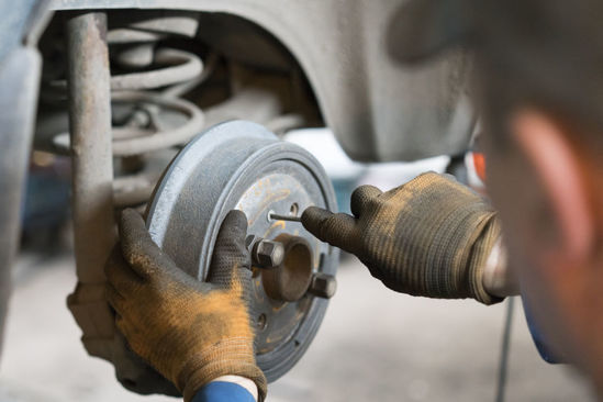  mechanic fixing brake drum